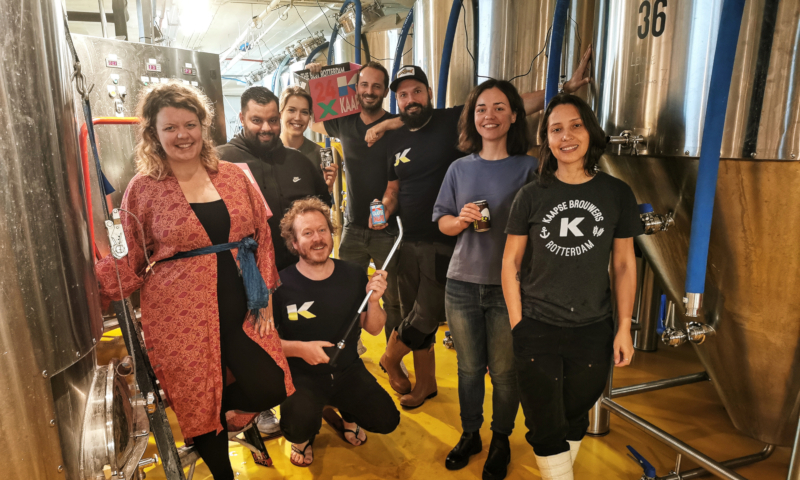 Acht betrokkenen van de Kaapse Brouwers in de brouwerij